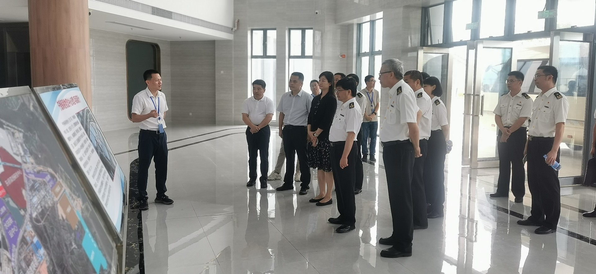 海關(guān)總署自貿(mào)司司長潘城一行蒞臨寧德國際物流中心項目調(diào)研，周桂芳拍攝1.jpg